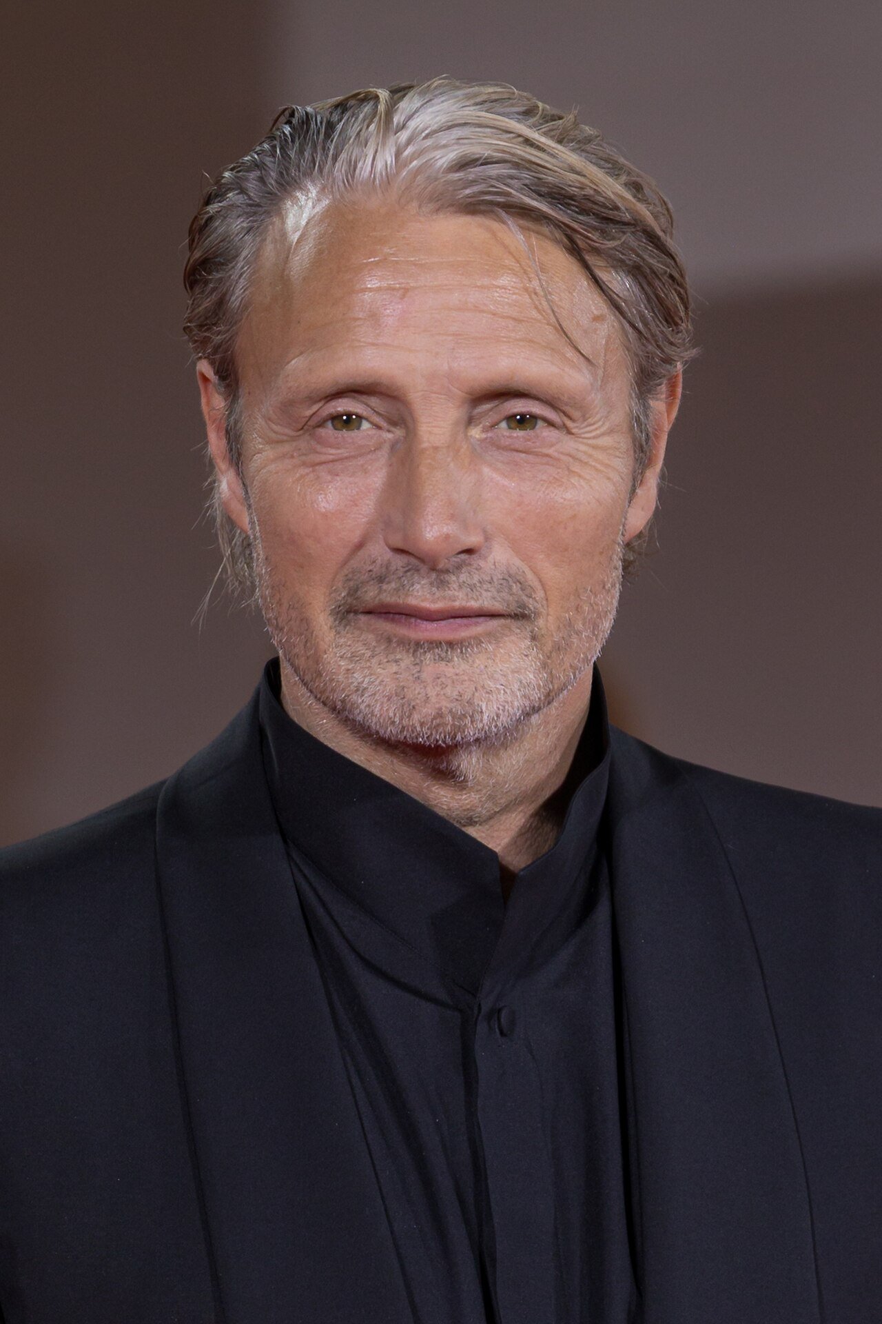 Mads Mikkelsen Portada